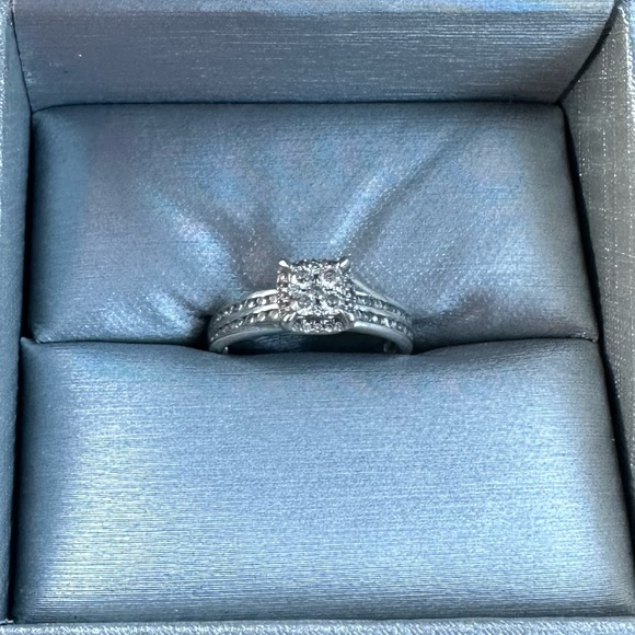 Engagement ring - Picture 2 of 3